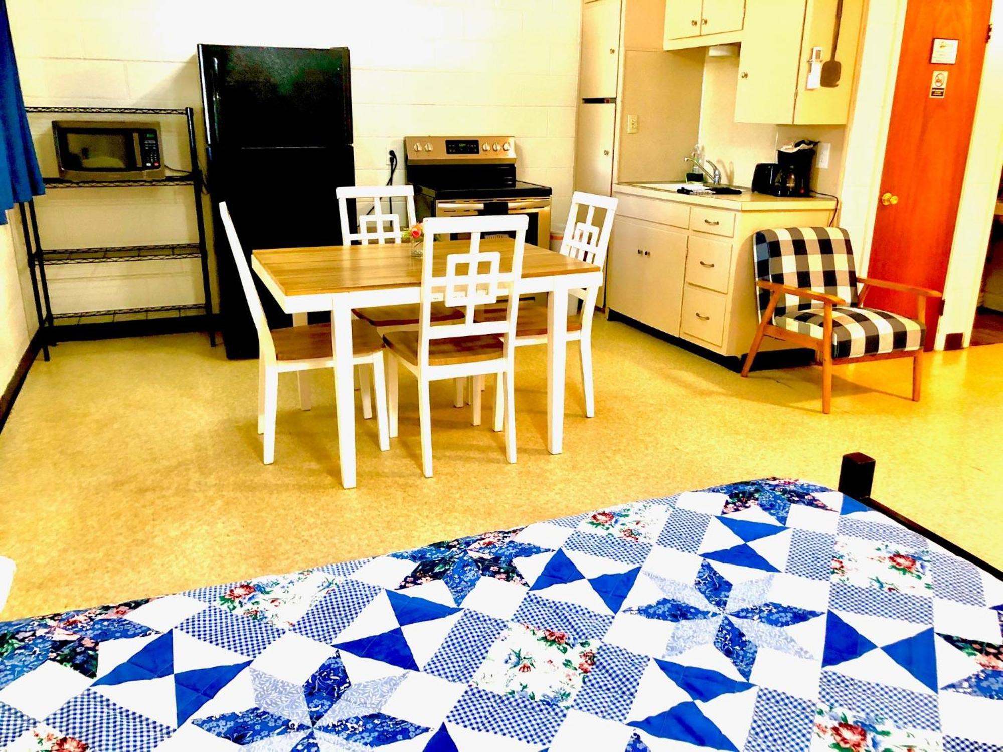 Oasis Lake Buchanan Inn *